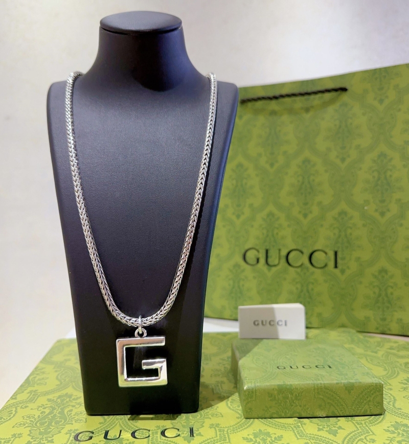 G*u*i necklaces